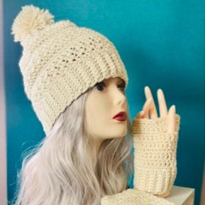 Offwhite beanie with matching fingerless gloves
